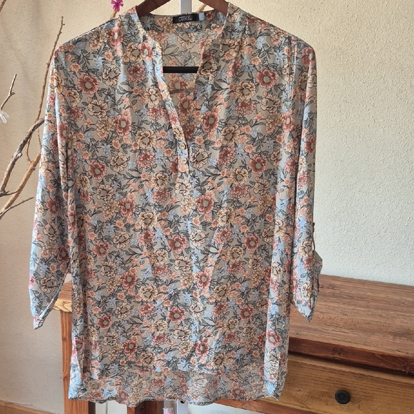 cure. Tops - NWT Elegant Floral Blouse with Soft Hues